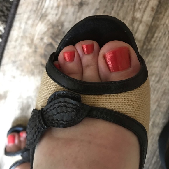 Bandolino size 8 1/2 canvas & leather heels - Picture 8 of 11